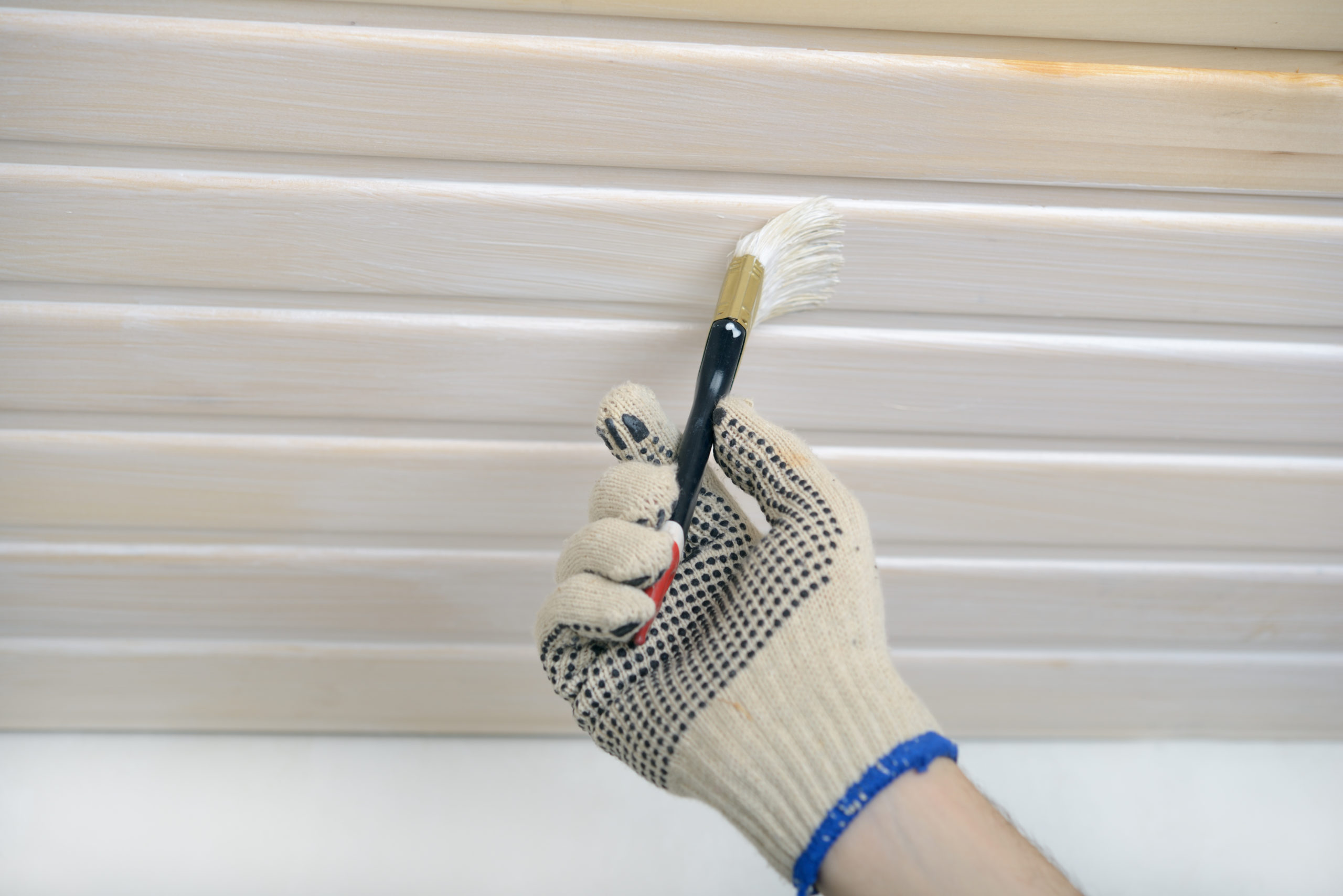 Varnishing a wooden ceiling